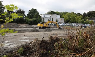 Auf dem Gelände an der Ecke von Schützenstraße und Uhlandstraße haben die Erdarbeiten für den Bau der neuen HDZ-Kita begonnen. Der Teil des Grundstücks an der Schützenstraße wird als Mitarbeiter-Parkplatz genutzt. - Jörg Stuke Auf dem Gelände an der Ecke von Schützenstraße und Uhlandstraße haben die Erdarbeiten für den Bau der neuen HDZ-Kita begonnen. Der Teil des Grundstücks an der Schützenstraße wird als Mitarbeiter-Parkplatz genutzt. - Jörg Stuke