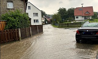 In der Steinheimer Ortschaft Vinsebeck verwandelte sich eine Straße in einen Wasserlauf. - Feuerwehr Steinheim In der Steinheimer Ortschaft Vinsebeck verwandelte sich eine Straße in einen Wasserlauf. - Feuerwehr Steinheim