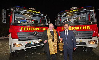 Pastor Raphael Schliebs, assistiert von "Obermessdiener" und Bürgermeister Christian Carl, segnet die beiden neuen Löschfahrzeuge. - Ralph Meyer Pastor Raphael Schliebs, assistiert von "Obermessdiener" und Bürgermeister Christian Carl, segnet die beiden neuen Löschfahrzeuge. - Ralph Meyer