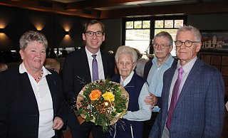 Ortsvorsteherin Annette Lages, Bürgermeister Tobias Scherf, Jubilarin Elisabeth Wegner und ihre Söhne Reinhard und Berthold Wegner. - Burkhard Battran Ortsvorsteherin Annette Lages, Bürgermeister Tobias Scherf, Jubilarin Elisabeth Wegner und ihre Söhne Reinhard und Berthold Wegner. - Burkhard Battran