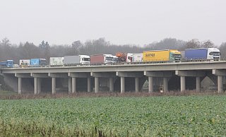 Hier stehen dutzende Lastwagen im Stau am Kreuz Bad Oeynhausen auf der A2. - Ulf Hanke Hier stehen dutzende Lastwagen im Stau am Kreuz Bad Oeynhausen auf der A2. - Ulf Hanke