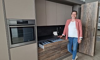 Marketing-Managerin Laura Meyer zu Bentrup zeigt in dem Show-Room von Hettich eine Küche. - Lena Kley Marketing-Managerin Laura Meyer zu Bentrup zeigt in dem Show-Room von Hettich eine Küche. - Lena Kley