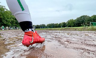 Patschnass: Die Spieler mussten auf dem Weg zum Rasen erst einige Pfützen umschiffen. - Jürgen krüger Patschnass: Die Spieler mussten auf dem Weg zum Rasen erst einige Pfützen umschiffen. - Jürgen krüger