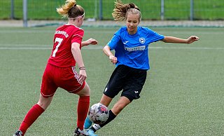 Mit Arminias B-Juniorinnen erfolgreich: Bielefelds Mara Staude (r.) – Spitzname Sunshine Mara – hat stets gute Laune. Foto: Zobe - Foto: Andreas Zobe/NW Mit Arminias B-Juniorinnen erfolgreich: Bielefelds Mara Staude (r.) – Spitzname Sunshine Mara – hat stets gute Laune. Foto: Zobe - Foto: Andreas Zobe/NW