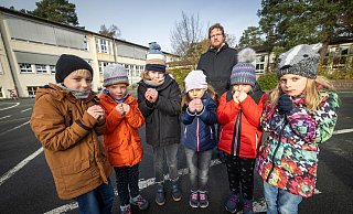 Wenn in der Buschkampschule mal wieder die Heizung ausfällt, wird's mächtig kalt für Niclas (v.l.), Isabel, Anton, Sophia, Magareta und Caroline. Auch Vater Nikolai Bolte (hinten), auch stellvertretender Bezirksbürgermeister in Senne, findet das gar nicht lustig. - Sarah Jonek Fotografie Wenn in der Buschkampschule mal wieder die Heizung ausfällt, wird's mächtig kalt für Niclas (v.l.), Isabel, Anton, Sophia, Magareta und Caroline. Auch Vater Nikolai Bolte (hinten), auch stellvertretender Bezirksbürgermeister in Senne, findet das gar nicht lustig. - Sarah Jonek Fotografie