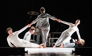 Mit dem atemberaubenden Stück "Time Takes The Time Time Takes", einer getanzten Betrachtung über das Wesen der Zeit, startet das Stadttheater in die neue Spielzeit. - Ralf Bittner Mit dem atemberaubenden Stück "Time Takes The Time Time Takes", einer getanzten Betrachtung über das Wesen der Zeit, startet das Stadttheater in die neue Spielzeit. - Ralf Bittner