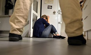 Die Freundinnen des Angeklagten mussten immer wieder mal Schläge einstecken. Für diverse Straftraten muss sich der 35-Jährige nun vor dem Bielefelder Landgericht verantworten. - dpa/Gambarini Die Freundinnen des Angeklagten mussten immer wieder mal Schläge einstecken. Für diverse Straftraten muss sich der 35-Jährige nun vor dem Bielefelder Landgericht verantworten. - dpa/Gambarini