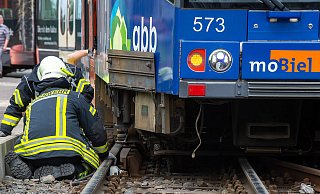 Die Feuerwehr war über Stunden damit beschäftigt, die entgleiste Bahn wieder auf die Schienen zurückzuführen. - CHRISTIAN MATHIESEN Die Feuerwehr war über Stunden damit beschäftigt, die entgleiste Bahn wieder auf die Schienen zurückzuführen. - CHRISTIAN MATHIESEN