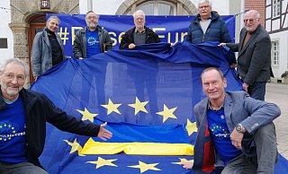 Pulse-of-Europe-Sprecher Rainer Pauli und Wolfgang Hentschel (vorn) sowie Martina Denkner, Werner Hoormann, Meinolf Schulte, Hans-Ludwig Köhler und Madrigalchor-Vorsitzender Peter Henkel laden zur großen Kundgebung am Sonntag ein. - Burkhard Battran Pulse-of-Europe-Sprecher Rainer Pauli und Wolfgang Hentschel (vorn) sowie Martina Denkner, Werner Hoormann, Meinolf Schulte, Hans-Ludwig Köhler und Madrigalchor-Vorsitzender Peter Henkel laden zur großen Kundgebung am Sonntag ein. - Burkhard Battran