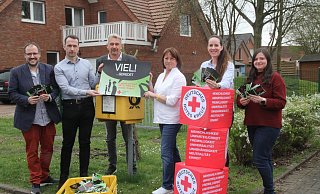Jan-Hendrik Stute, Michael Kasche, Andreas Besser, Kathrin Leuschner und Katharina Ens überreichen Bianca Winkelmann die 3.000 Postkarten. - Klaus Frensing Jan-Hendrik Stute, Michael Kasche, Andreas Besser, Kathrin Leuschner und Katharina Ens überreichen Bianca Winkelmann die 3.000 Postkarten. - Klaus Frensing