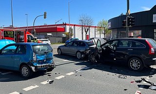 Unfall: Die Eckendorfer Straße war für rund eineinhalb Stunden gesperrt. - Charlotte Mahncke Unfall: Die Eckendorfer Straße war für rund eineinhalb Stunden gesperrt. - Charlotte Mahncke
