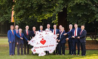 Die Fusion der Sparkassen ist beschlossen, zahlreiche Personen habe sie mitgestaltet. - ? 2022 3hasen media., all rights reserved. Die Fusion der Sparkassen ist beschlossen, zahlreiche Personen habe sie mitgestaltet. - ? 2022 3hasen media., all rights reserved.