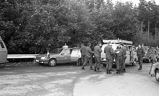Die Polizei ermittelt am 12. Oktober 1991 am Tatort, einem Parkplatz zwischen Boffzen und Neuhaus im Solling. - NW-Archiv Die Polizei ermittelt am 12. Oktober 1991 am Tatort, einem Parkplatz zwischen Boffzen und Neuhaus im Solling. - NW-Archiv