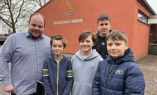 Der zweite Konrektor der Realschule Enger, Daniel Bodi (v. l.), und die Schüler Julian, Emil, Luca und Lukas ließen die Corona-Zeit Revue passieren und warfen einen Blick voraus. - Mareike Patock Der zweite Konrektor der Realschule Enger, Daniel Bodi (v. l.), und die Schüler Julian, Emil, Luca und Lukas ließen die Corona-Zeit Revue passieren und warfen einen Blick voraus. - Mareike Patock