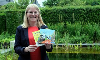 Vorlesen ist wichtig für die frühkindliche Bildung. Caroline Struchholz zeigt exemplarisch zwei Bücher. - Katharina Eisele Vorlesen ist wichtig für die frühkindliche Bildung. Caroline Struchholz zeigt exemplarisch zwei Bücher. - Katharina Eisele