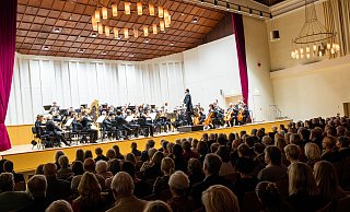Neujahrskonzert der Nordwestdeutschen Philharmonie im Schützenhof. Das Orchester hat insbesondere hinter den Kulissen mit unzureichenden Arbeitsbedingungen zu kämpfen. - Ralf Bittner Neujahrskonzert der Nordwestdeutschen Philharmonie im Schützenhof. Das Orchester hat insbesondere hinter den Kulissen mit unzureichenden Arbeitsbedingungen zu kämpfen. - Ralf Bittner