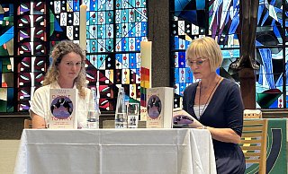 Im Gespräch mit Tabea Horst vom Ullstein Verlag sprach Theresia Graw (r.) in der Auferstehungskirche über die Entstehungsgeschichte des Buches. - Nicole Sielermann Im Gespräch mit Tabea Horst vom Ullstein Verlag sprach Theresia Graw (r.) in der Auferstehungskirche über die Entstehungsgeschichte des Buches. - Nicole Sielermann