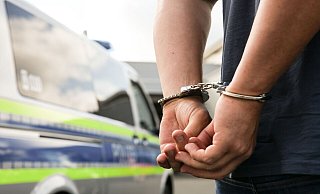 Der 37-Jährige kam aus freien Stücken in die Wache. Doch in Handschellen musste er wieder hinaus. - picture alliance / Fotostand Der 37-Jährige kam aus freien Stücken in die Wache. Doch in Handschellen musste er wieder hinaus. - picture alliance / Fotostand
