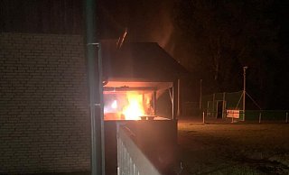 Zwei junge Frauen bemerkten den Brand in der Nacht zu Sonntag als erste und alarmierten sofort die Feuerwehr. - SV Schnathorst Zwei junge Frauen bemerkten den Brand in der Nacht zu Sonntag als erste und alarmierten sofort die Feuerwehr. - SV Schnathorst