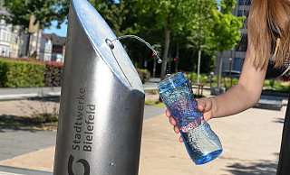 Trinkwasserbrunnen - wie hier in Bielefeld - wünscht sich die grüne Ratsfraktion für Paderborn. - Barbara Franke Trinkwasserbrunnen - wie hier in Bielefeld - wünscht sich die grüne Ratsfraktion für Paderborn. - Barbara Franke