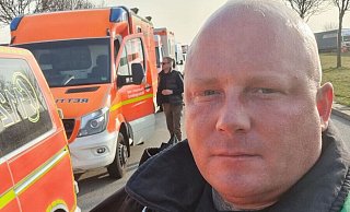Maik Menke aus Paderborn steht vor einem Hilfskonvoi, der auf dem Weg in die Ukraine war und nun erneut startet. - NW Maik Menke aus Paderborn steht vor einem Hilfskonvoi, der auf dem Weg in die Ukraine war und nun erneut startet. - NW