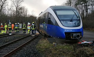 Am Ende seiner Schlitterfahrt hat die entgleiste Lok noch ein Signal umgefahren. - burkhard battran Am Ende seiner Schlitterfahrt hat die entgleiste Lok noch ein Signal umgefahren. - burkhard battran