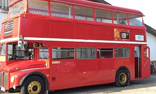 Ein London-Bus rollt an und dient als Cocktail-Bar. - Sebastian Stork Ein London-Bus rollt an und dient als Cocktail-Bar. - Sebastian Stork