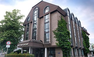 Das ehemalige „Hotel Stadt Gütersloh“ an der Ecke Köker-/Eickhoffstraße könnte schon bald Flüchtlinge beherbergen. Noch sind unter anderem Fragen des Brandschutzes zu klären. Das ehemalige „Hotel Stadt Gütersloh“ an der Ecke Köker-/Eickhoffstraße könnte schon bald Flüchtlinge beherbergen. Noch sind unter anderem Fragen des Brandschutzes zu klären.