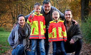 Thilo (6) und Amelie (4) sind begeistert von den bunten Jacken. Mutter Tatjana Diekmannshemke (33) (l.), Großvater Claas-Gerrit Niemöller (60) (hinten) und Onkel Gerrit Friedrich-Niemöller (31) (r.) wollen, dass Kinder auch in der dunklen Jahreszeit gesehen werden. - Andreas Frücht Thilo (6) und Amelie (4) sind begeistert von den bunten Jacken. Mutter Tatjana Diekmannshemke (33) (l.), Großvater Claas-Gerrit Niemöller (60) (hinten) und Onkel Gerrit Friedrich-Niemöller (31) (r.) wollen, dass Kinder auch in der dunklen Jahreszeit gesehen werden. - Andreas Frücht