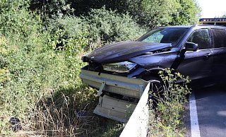 Der Gesamtschaden an der Leitplanke und dem BMW wird auf einen fünfstelligen Betrag geschätzt. - Polizei Höxter Der Gesamtschaden an der Leitplanke und dem BMW wird auf einen fünfstelligen Betrag geschätzt. - Polizei Höxter