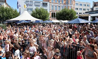 Die Tanzgruppen und Artisten hatten im vergangenen Jahr ein riesiges Publikum auf dem Alten Markt. Für den Publikumserfolg braucht das Hoeker-Fest keine zugkräftigen Namen. - Frank-Michael Kiel-Steinkamp Die Tanzgruppen und Artisten hatten im vergangenen Jahr ein riesiges Publikum auf dem Alten Markt. Für den Publikumserfolg braucht das Hoeker-Fest keine zugkräftigen Namen. - Frank-Michael Kiel-Steinkamp