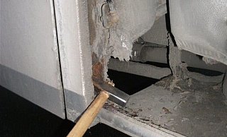 Erheblliche Mängel hat die Polizei bei einem Schulbus an der Europaschule festgestellt. Das Fahrzeug wurde still gelegt. - Polizei Minden-Lübbecke Erheblliche Mängel hat die Polizei bei einem Schulbus an der Europaschule festgestellt. Das Fahrzeug wurde still gelegt. - Polizei Minden-Lübbecke