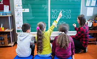 Grundschulkinder üben Mathe nach der Schule in der Offenen Ganztagsbetreuung. Ein weiterer Vorteil der Betreuung außerhalb der Unterrichtszeiten. - Marcel Kusch Grundschulkinder üben Mathe nach der Schule in der Offenen Ganztagsbetreuung. Ein weiterer Vorteil der Betreuung außerhalb der Unterrichtszeiten. - Marcel Kusch