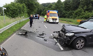 Nach der Kollision in einem Einmündungsbereich bei Bad Driburg-Reelsen kam eine 85-Jährige schwer verletzt ins Krankenhaus. - Polizei Nach der Kollision in einem Einmündungsbereich bei Bad Driburg-Reelsen kam eine 85-Jährige schwer verletzt ins Krankenhaus. - Polizei