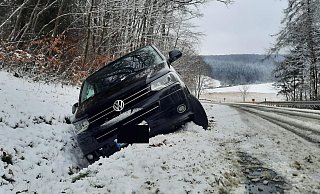 Zwischen Altenbergen und Ovenhausen kam ein Fahrer von der Straße ab und rutschte in den Graben. Das Auto muss abgeschleppt werden. - David Schellenberg Zwischen Altenbergen und Ovenhausen kam ein Fahrer von der Straße ab und rutschte in den Graben. Das Auto muss abgeschleppt werden. - David Schellenberg