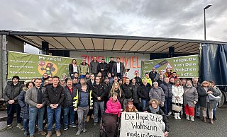 Machen Stimmung für eine andere Politik: Rund 100 Menschen sind beim Auftakt der Protestaktionen gegen die Ampelregierung in Berlin dabei. - Fotos: Ralf T. Mischer Machen Stimmung für eine andere Politik: Rund 100 Menschen sind beim Auftakt der Protestaktionen gegen die Ampelregierung in Berlin dabei. - Fotos: Ralf T. Mischer
