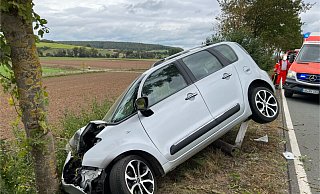 Zwischen Volkmarsen und Welda ist am Dienstagnachmittag ein 77-jähriger Fahrer nach einem Unfall iin seinem Kleinwagen schwer verletzt worden. - FFW Volkmarsen Zwischen Volkmarsen und Welda ist am Dienstagnachmittag ein 77-jähriger Fahrer nach einem Unfall iin seinem Kleinwagen schwer verletzt worden. - FFW Volkmarsen