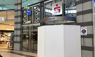 Der gesprengte Geldautomat in der Ladenstraße des Werre-Parks wurde abgesperrt. - Nicole Sielermann Der gesprengte Geldautomat in der Ladenstraße des Werre-Parks wurde abgesperrt. - Nicole Sielermann