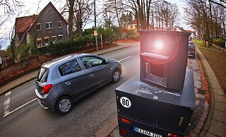 Insbesondere die mobilen Blitzer wie Blitzer Guntram und Bernhard sorgen im Stadtgebiet für steigende Einnahmen. - Foto/Montage: Sarah Jonek Insbesondere die mobilen Blitzer wie Blitzer Guntram und Bernhard sorgen im Stadtgebiet für steigende Einnahmen. - Foto/Montage: Sarah Jonek