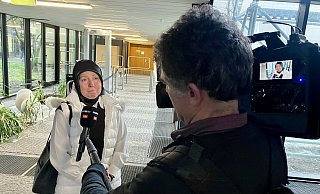 Naile K. trauert um ihren Sohn. Nach dem Giftmordurteil steht sie vor einer Fernsehkamera und berichtet unter Tränen von dem Prozess und dem Schmerz durch den Verlust. - Jens Reichenbach Naile K. trauert um ihren Sohn. Nach dem Giftmordurteil steht sie vor einer Fernsehkamera und berichtet unter Tränen von dem Prozess und dem Schmerz durch den Verlust. - Jens Reichenbach