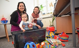 Elena Volkmer, hier mit ihrer 15 Monate alten Tochter, und die Leiterin des Kreisfamilienzentrums, Czerwiec-Fromm, freuen sich, dass das Angebot angenommen wird. - Karin Prignitz Elena Volkmer, hier mit ihrer 15 Monate alten Tochter, und die Leiterin des Kreisfamilienzentrums, Czerwiec-Fromm, freuen sich, dass das Angebot angenommen wird. - Karin Prignitz
