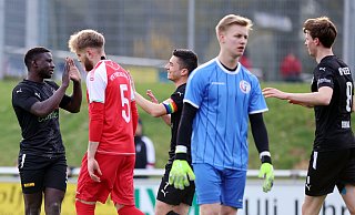 Yatma Wade (v.l.) feiert mit seinen Teamgefährten Alessio Giorgio und Lenn Diekwisch einen Torerfolg. Fichtes Arteme Yaremich und Torwart Yannis Schwarzer sind frustriert. - Oliver Krato Yatma Wade (v.l.) feiert mit seinen Teamgefährten Alessio Giorgio und Lenn Diekwisch einen Torerfolg. Fichtes Arteme Yaremich und Torwart Yannis Schwarzer sind frustriert. - Oliver Krato