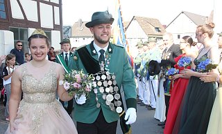 Yannik Bodemann und Johanna Dohmann sind das strahlende Königspaar des Godelheimer Heimat- und Schützenvereins. - Burkhard Battran Yannik Bodemann und Johanna Dohmann sind das strahlende Königspaar des Godelheimer Heimat- und Schützenvereins. - Burkhard Battran