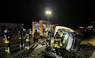 Der Kastenwagen landete auf der rechten Seite und wurde stark beschädigt. - FFW Breuna Der Kastenwagen landete auf der rechten Seite und wurde stark beschädigt. - FFW Breuna