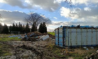 Manche Zaunelemente an der B 65 in Eilhausen stehen offen oder sind umgeweht. Im Müll finden sich unter anderem Kühlschränke. - Michael Grundmeier Manche Zaunelemente an der B 65 in Eilhausen stehen offen oder sind umgeweht. Im Müll finden sich unter anderem Kühlschränke. - Michael Grundmeier