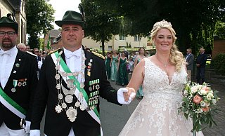 Gunnar und Tanja Ebers ziehen mit ihrem Hofstaat majestätisch durch Ahden. - Johannes Büttner Gunnar und Tanja Ebers ziehen mit ihrem Hofstaat majestätisch durch Ahden. - Johannes Büttner