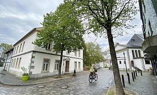 Das Knopfmuseum befindet sich mitten im Verler Ortskern, an der Ecke von Haupt- und Sender Straße. - Roland Thöring Das Knopfmuseum befindet sich mitten im Verler Ortskern, an der Ecke von Haupt- und Sender Straße. - Roland Thöring