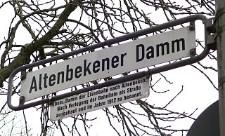 Innerhalb der Stadtbahnhaltestelle Altenbekener Damm wird auf die Geschichte des Namens verwiesen. - Rainer Wester Innerhalb der Stadtbahnhaltestelle Altenbekener Damm wird auf die Geschichte des Namens verwiesen. - Rainer Wester