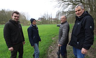 Augenzeuge Horst Baumgart und Tochter Kirstin Grether (2.u.3.v.l.) sind geschockt. Jagdpächter Jobst (l.) und Klaus Buschmann nehmen den Ort, an dem die Hunde-Attacke passierte, in Augenschein. - Sylvia Tetmeyer Augenzeuge Horst Baumgart und Tochter Kirstin Grether (2.u.3.v.l.) sind geschockt. Jagdpächter Jobst (l.) und Klaus Buschmann nehmen den Ort, an dem die Hunde-Attacke passierte, in Augenschein. - Sylvia Tetmeyer