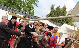 Erinnerung an die allererste Veranstaltung: Der Verein Heidenspektakel baute damals ein mittelalterliches Zeltdorf am Gasthof Schlattheide auf. Auf dem Foto präsentieren Mitglieder ihr Katapult. Stephanie Poesze (r.) war Gastgeberin. Ein Teil der Einnahmen floss an den damals neuen Verein Auxilium – Schlattheide hilft. - Maurice Arndt Erinnerung an die allererste Veranstaltung: Der Verein Heidenspektakel baute damals ein mittelalterliches Zeltdorf am Gasthof Schlattheide auf. Auf dem Foto präsentieren Mitglieder ihr Katapult. Stephanie Poesze (r.) war Gastgeberin. Ein Teil der Einnahmen floss an den damals neuen Verein Auxilium – Schlattheide hilft. - Maurice Arndt